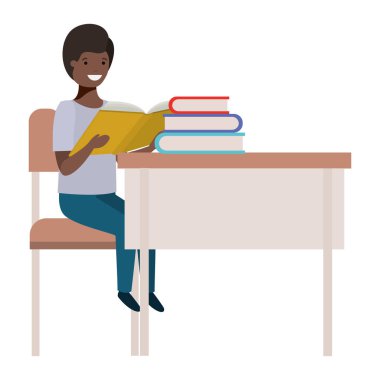 Okul masasında oturan genç öğrenci siyah çocuk