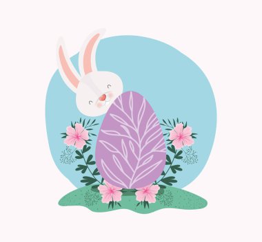 boyalı yumurta ve bahçede çiçek ile sevimli tavşan