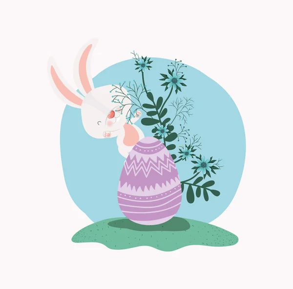 Lindo conejo con huevo pintado y flores en el jardín — Vector de stock