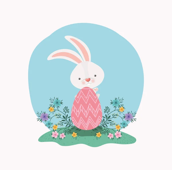 Χαριτωμένο κουνέλι με αυγό βαμμένο και λουλούδια στον κήπο — Διανυσματικό Αρχείο