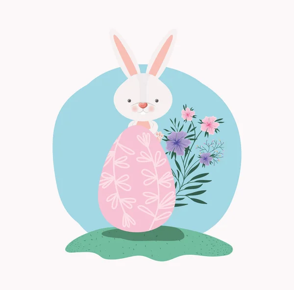 Lindo conejo con huevo pintado y flores en el jardín — Vector de stock