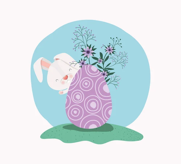 Lindo conejo con huevo pintado y flores en el jardín — Vector de stock