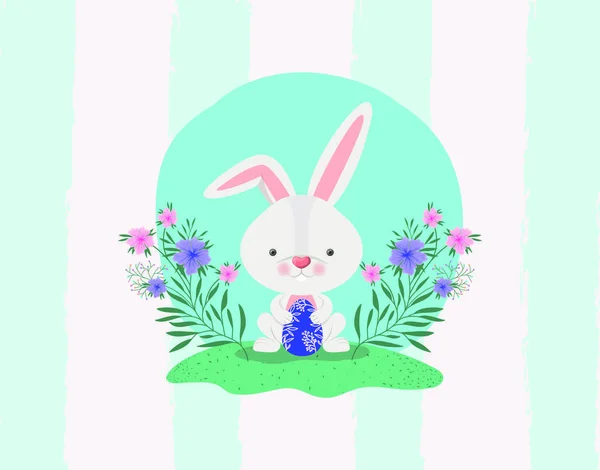 Lindo conejo con huevo pintado y flores en el jardín — Vector de stock