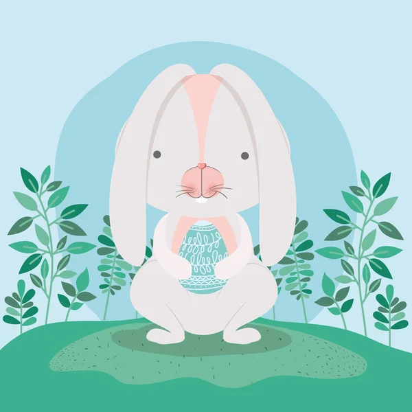 Schattig konijn met ei geschilderd en bloemen in de tuin — Stockvector