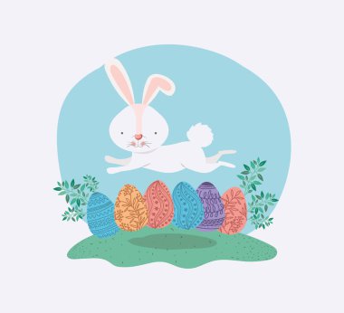 sevimli tavşan yumurta ile boyalı ve bahçede yapraklar