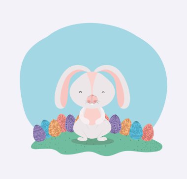 Paskalya yumurtaları ile sevimli tavşan kampta boyalı