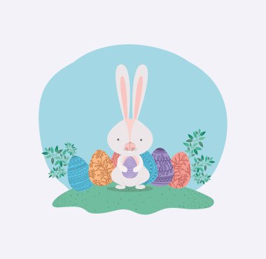 sevimli tavşan yumurta ile boyalı ve bahçede yapraklar