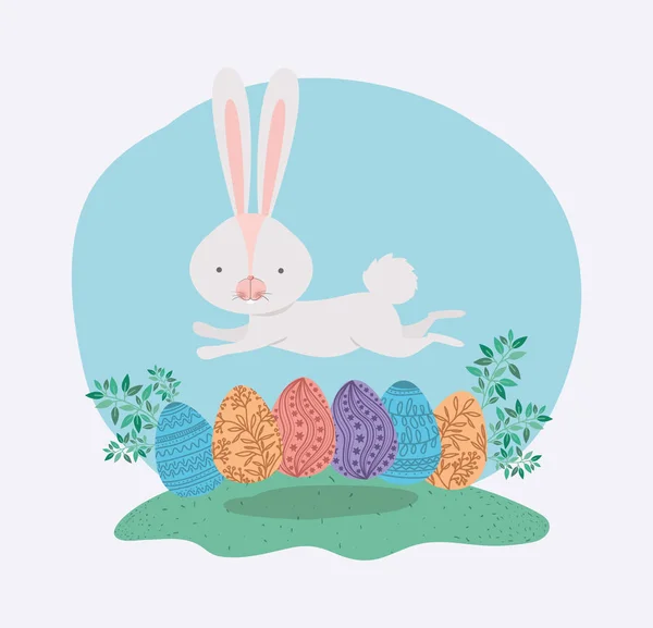 Niedliches Kaninchen mit bemalten Eiern und Blättern im Garten — Stockvektor