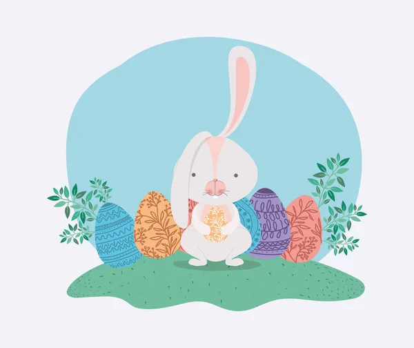 Niedliches Kaninchen mit bemalten Eiern und Blättern im Garten — Stockvektor