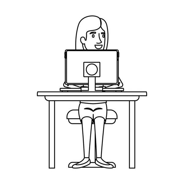 Monokroma siluett av kvinnan med kort hår och sitter i stolen i skriv bord med dator — Stock vektor