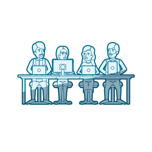 Синій колір силует затінення командної роботи жінок і чоловіків, сидячи за столом з технічними пристроями — стоковий вектор