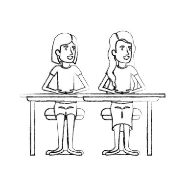 kısa saçlı ve uzun dalgalı saçlı diğer bir masada oturan kadınların bulanık siluet çift