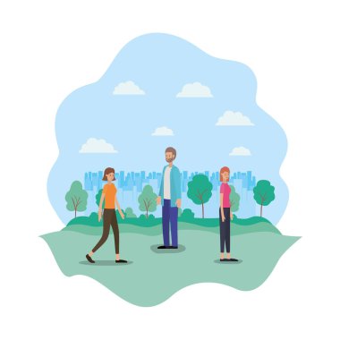 parkta yürüyen insanlar grubu