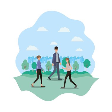 parkta yürüyen insanlar grubu