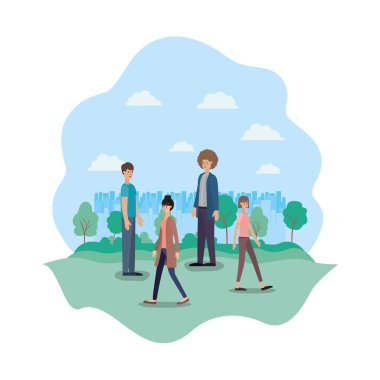 parkta yürüyen insanlar grubu