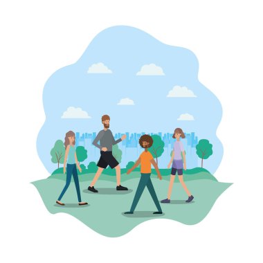 parkta yürüyen insanlar grubu