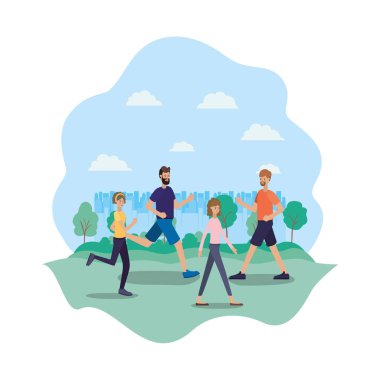 parkta yürüyen insanlar grubu