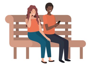 Tahta koltukta akıllı telefonları olan genç çift.