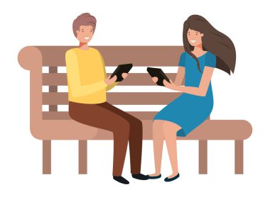 Tahta koltukta akıllı telefonları olan genç çift.