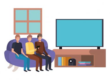 Genç erkekler kanepede oturmuş televizyon izliyorlar.