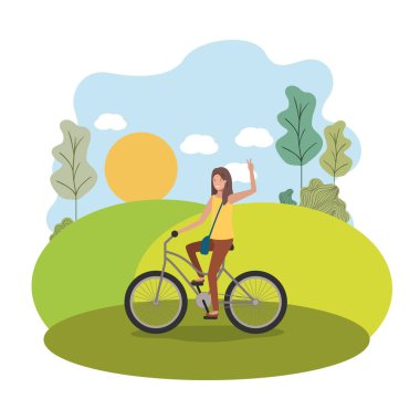 Parktaki bisikletli genç kadın.