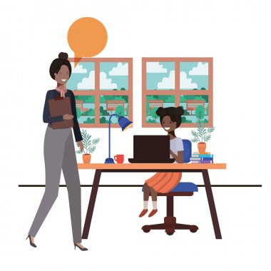 öğrenci ve konuşma balonu ile sınıfta kadın öğretmen