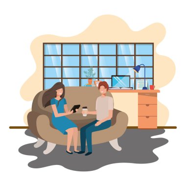 oturma odasında tablet kullanan çift