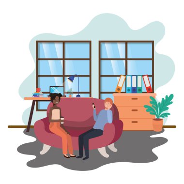 iş ofisinde akıllı telefon kullanan çift