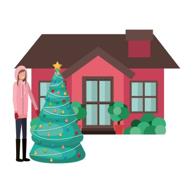 Evin dışında Noel ağacı olan bir kadın.