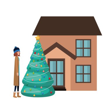 Evin dışında Noel ağacı olan bir kadın.