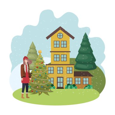 Evin dışında Noel ağacı olan bir kadın.