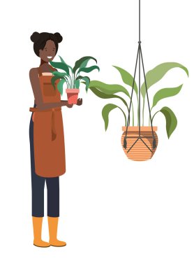 Makrome askılı ev bitkisi olan kadın