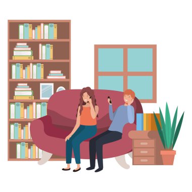 Genç çift oturma odasında akıllı telefon kullanıyor.