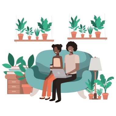 Genç çift oturma odasında akıllı telefon kullanıyor.