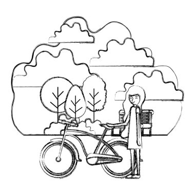 Parktaki bisikletli kadın.