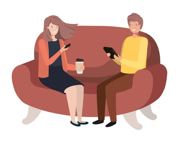 Couple à l'aide d'un smartphone dans le personnage canapé avatar — Image vectorielle