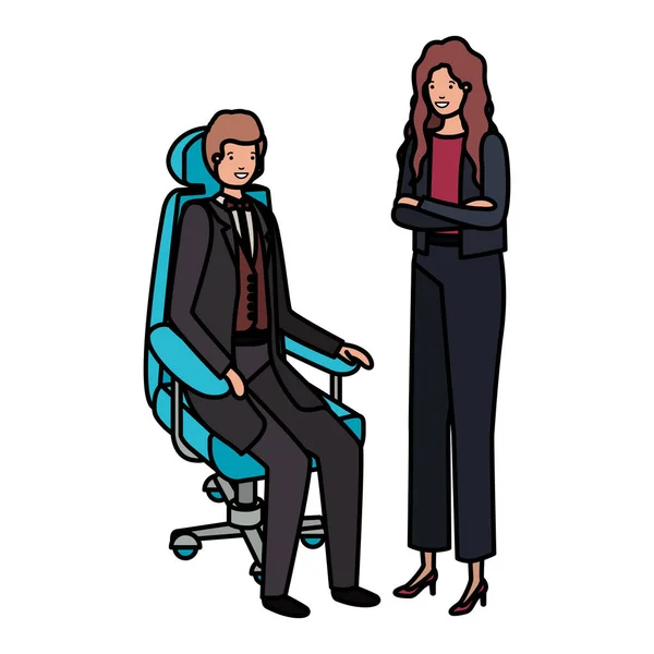 オフィスの椅子に座っている男と立っている女性 — ストックベクタ