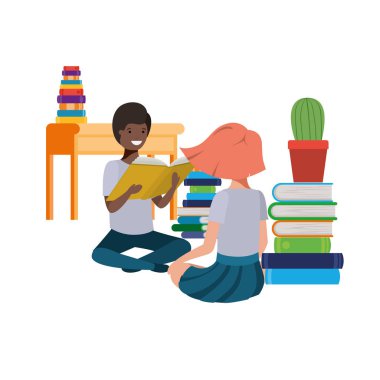 kitap yığını ile oturan çift