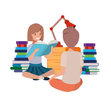 kitap yığını ile oturan çift