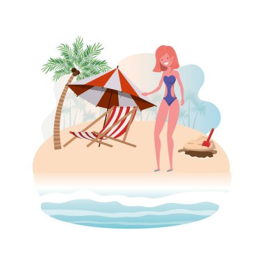 Adada mayosu ve plaj sandalyesi olan bir kadın