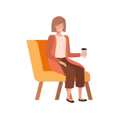 Kadın beyaz arka planda plastik kahve kabı ile sandalyede oturuyor.