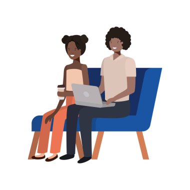 beyaz arka plan üzerinde sandalyede oturan çift