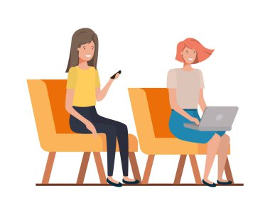 Beyaz arka planda oturan genç kadınlar