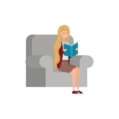 Kadın elinde kitapla sandalyede oturuyor.