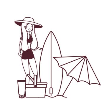 Plajda mayosu ve şemsiyesi olan kadın.