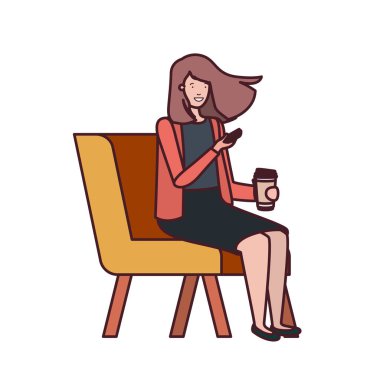 Beyaz arka planda akıllı telefonlu bir kadın sandalyede oturuyor.