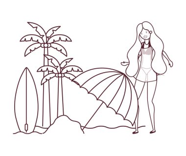 Plajda mayosu ve şemsiyesi olan kadın.