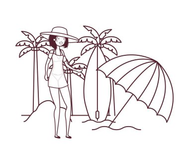 Plajda mayosu ve şemsiyesi olan kadın.