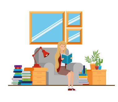 Elinde kitap olan kadın oturma odasında.