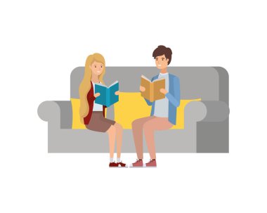elinde kitap ile sandalyede oturan çift